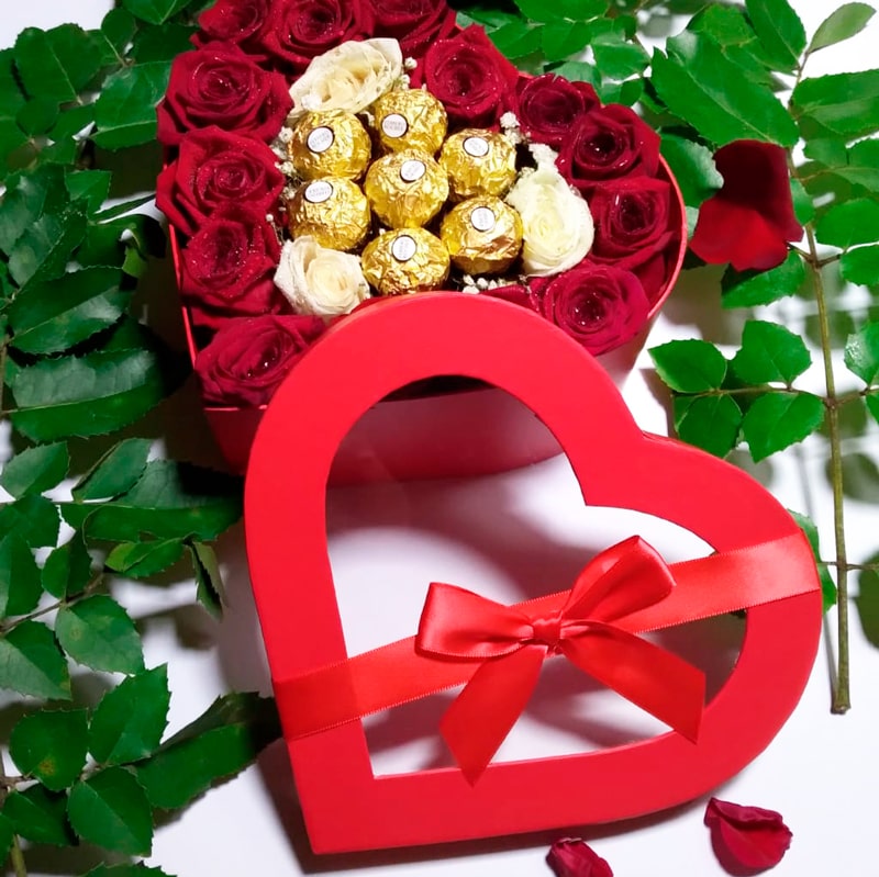 Falsificación recuerdos Tomar un riesgo Caja con 17 rosas y bombones Ferrero Rocher
