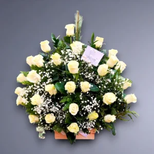 Arreglo floral 28 Rosas Blancas en Base de Madera